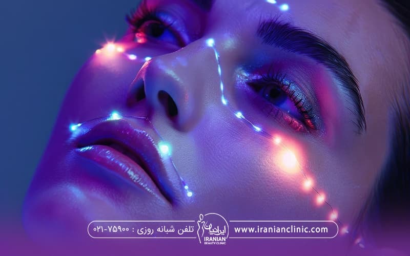 خانمی که خوابیده و به یک سمت نگاه میکند و چراغ هایی که روی صورتش روشن است - جوانسازی با اندولیفت