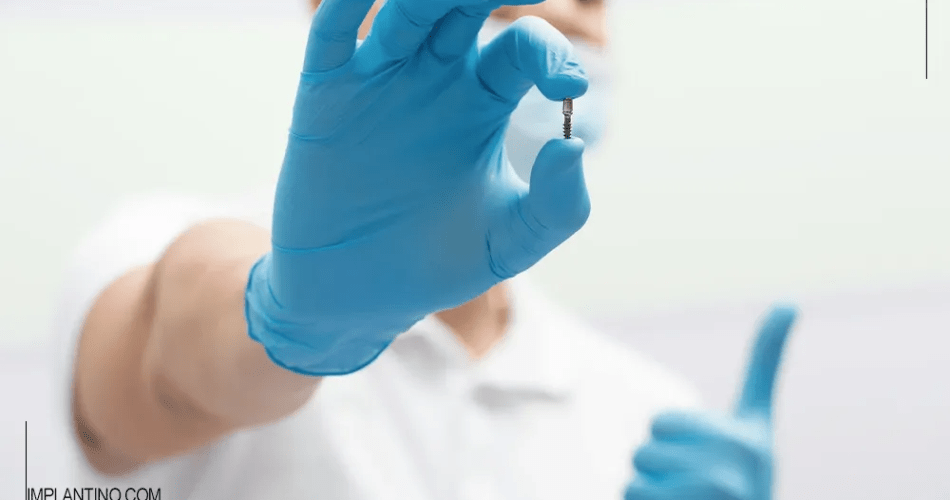 دکتر ایمپلنت در تهران که در حال نشان دادن ایمپلنت دندان می باشد.