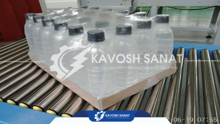 بطری آب بسته بندی شده با شیرینگ پک