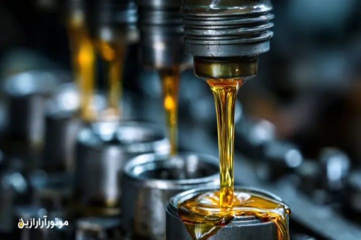 فرآیند پر کردن قوطیهای روغن صنعتی در خط تولید؛ جریان طلایی روغن از نازل فلزی با نورپردازی دقیق و پسزمینه کارخانهای | موتورآرا رازین