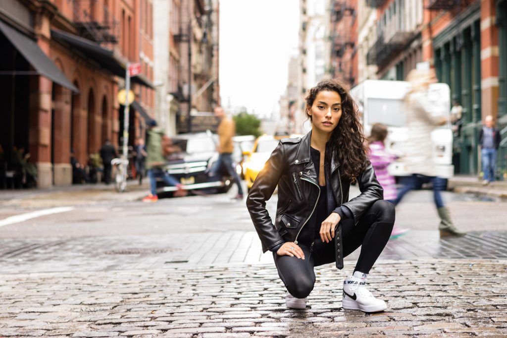 استایل بهاری با کت چرم کوتاه زنانه